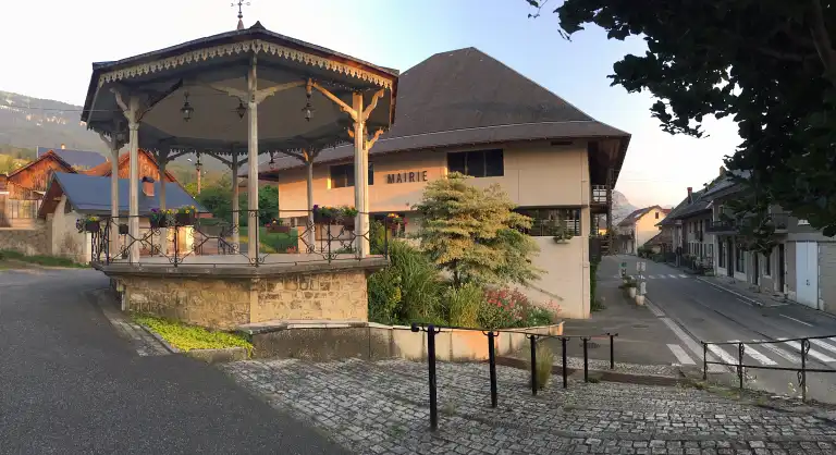 Image de la place de la Mairie avec le kiosque, le four &agrave; pain, un il&ocirc;t v&eacute;g&eacute;talis&eacute; et la mairie sur le fond de la photo